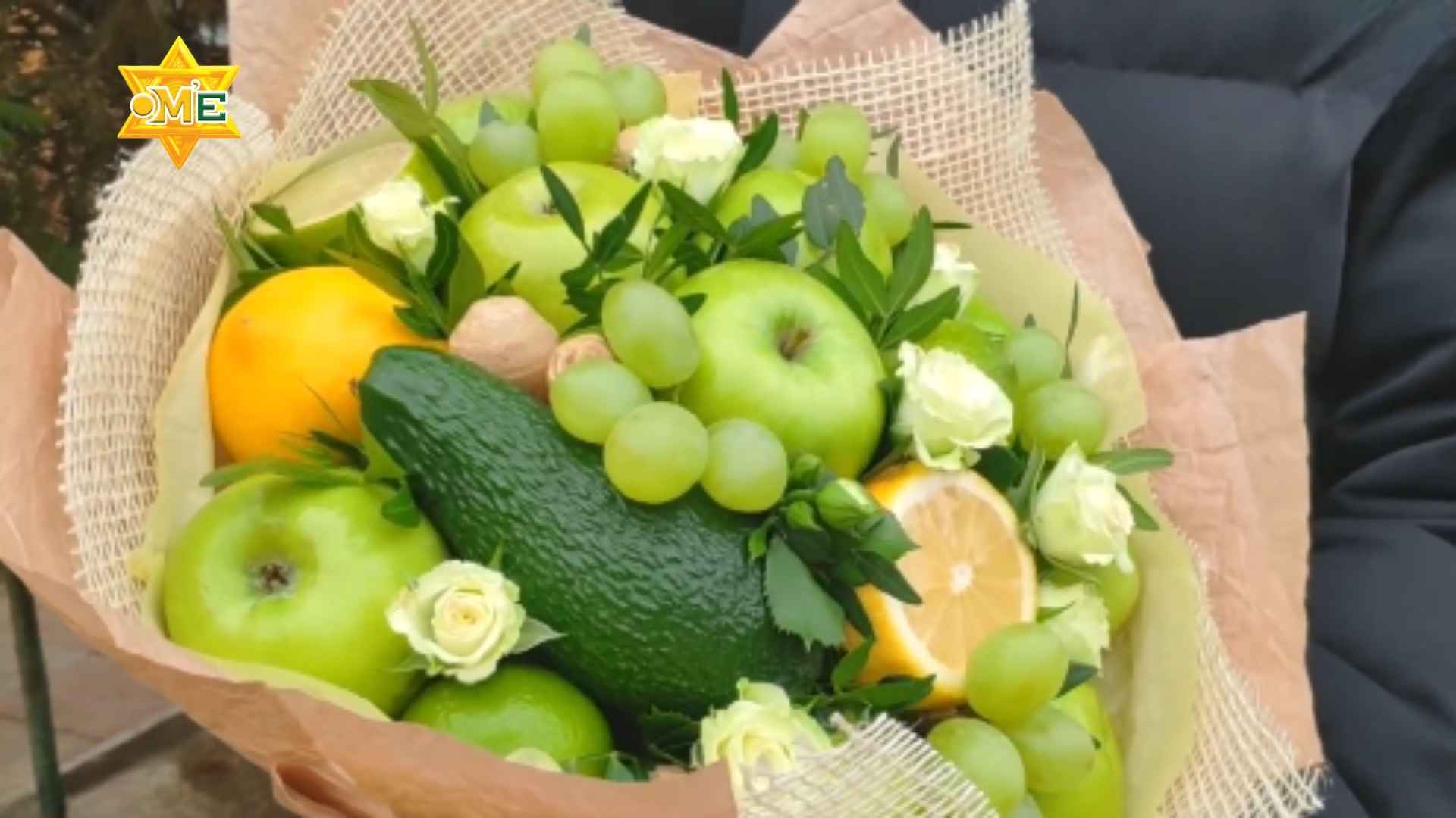 Cắm hoa kết hợp quả – Sáng tạo không gian sống rực rỡ